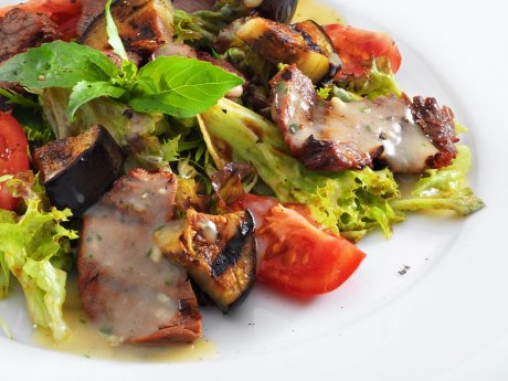 9 тёплых салатов, которые стоит приготовить - Лайфхакер